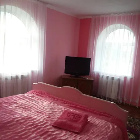 Synevyrske Perehrestya Guest house *